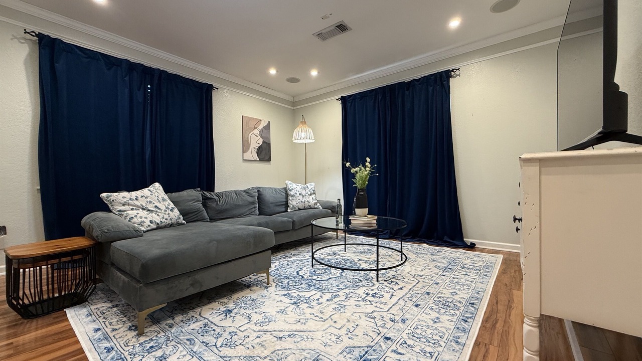 Photo of Livingroom in Sayles Blvd. Area