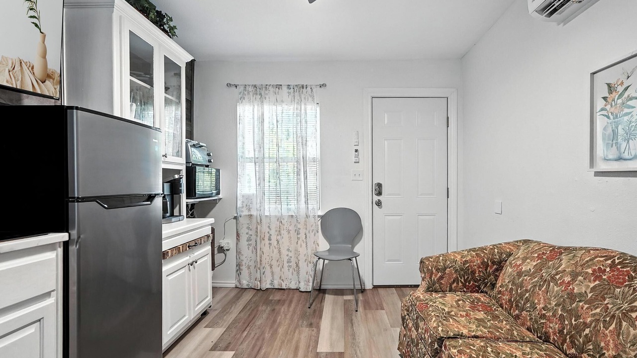 Photo of Livingroom in Sayles Blvd. Area