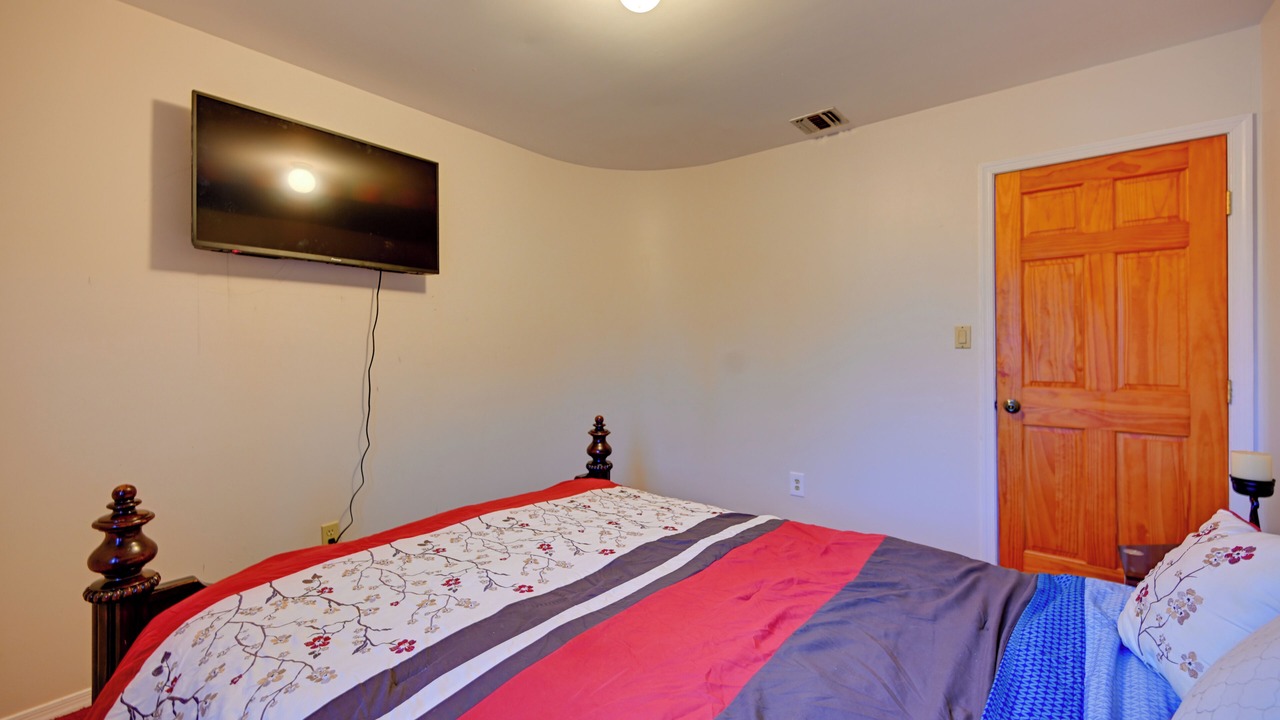 Photo of Bedroom in Alden Manor