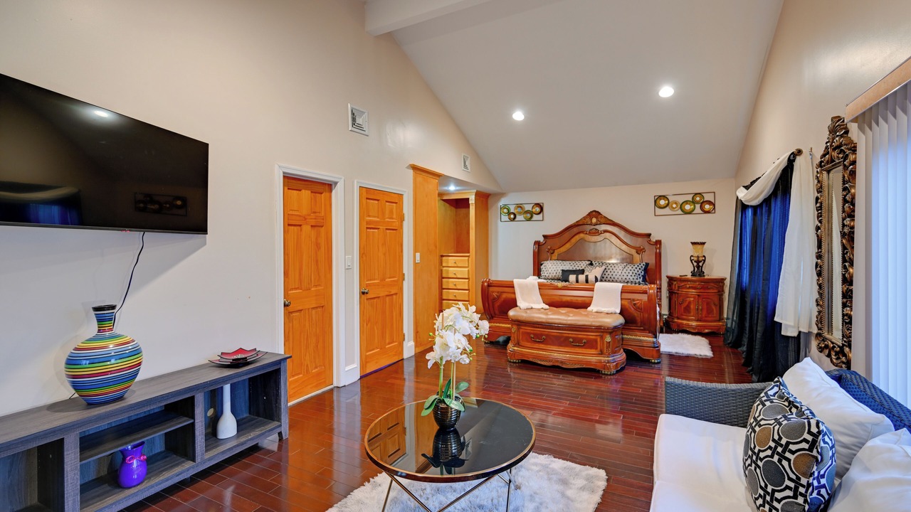 Photo of Bedroom in Alden Manor