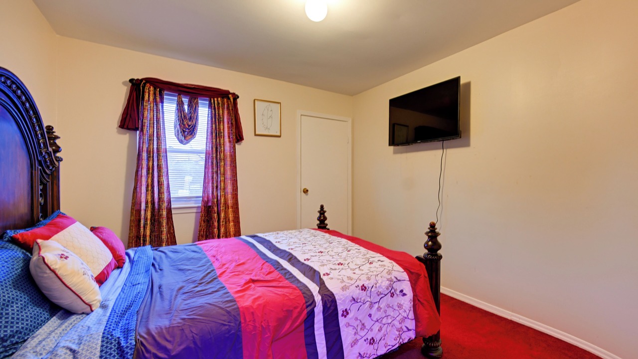 Photo of Bedroom in Alden Manor