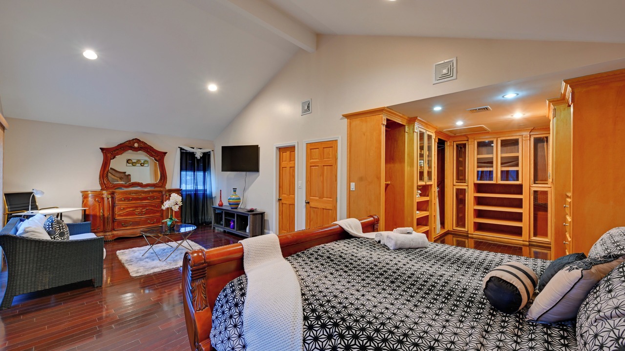 Photo of Bedroom in Alden Manor