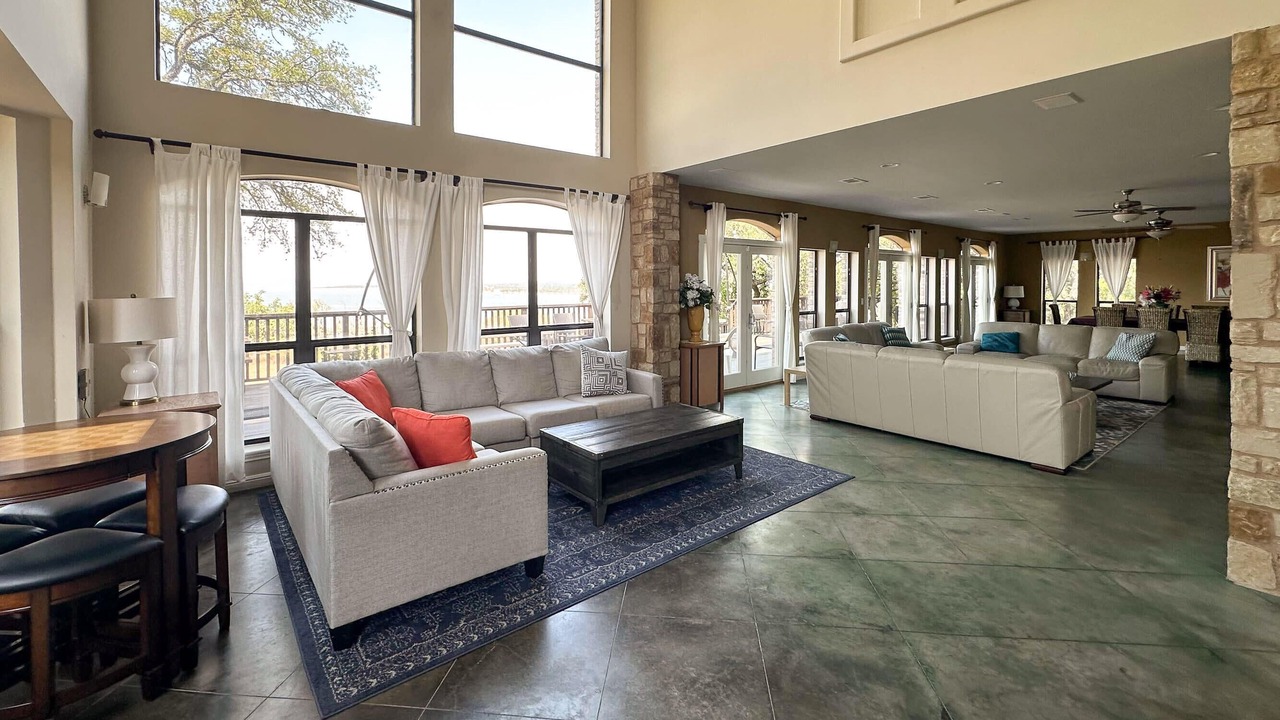 Photo of Livingroom in Buchanan Dam