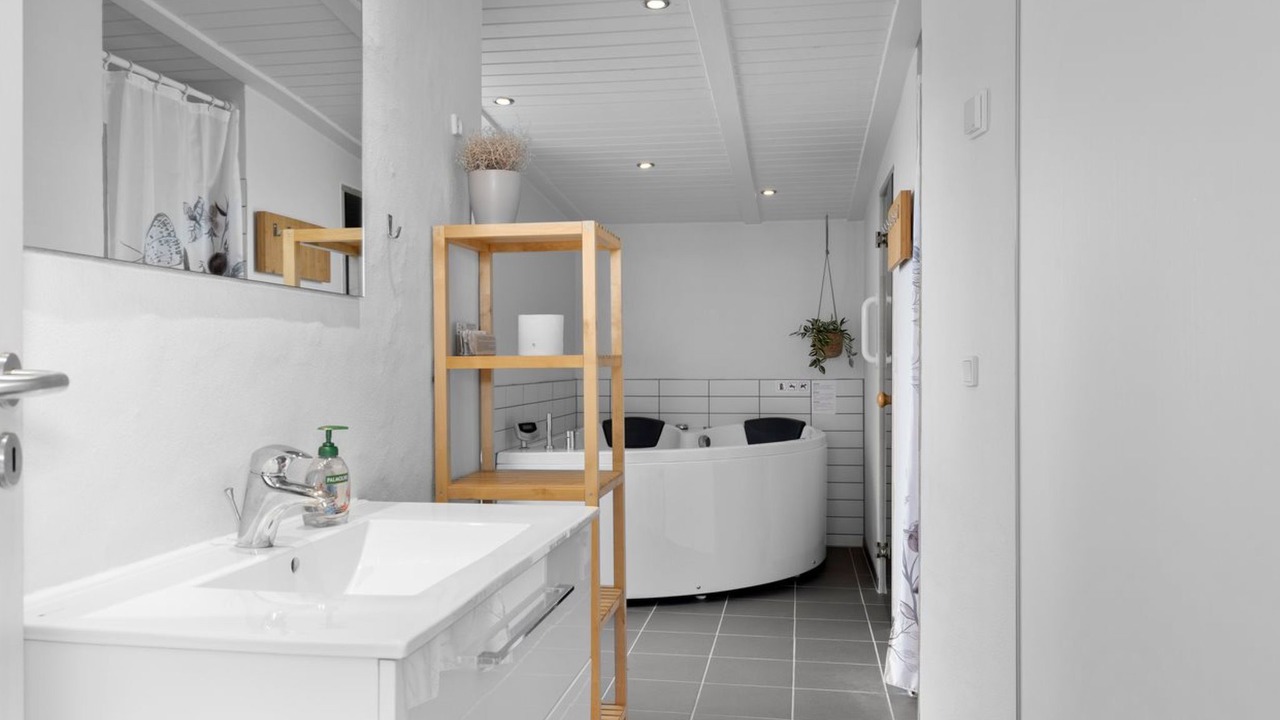 Photo of Bathroom in Helnæs By
