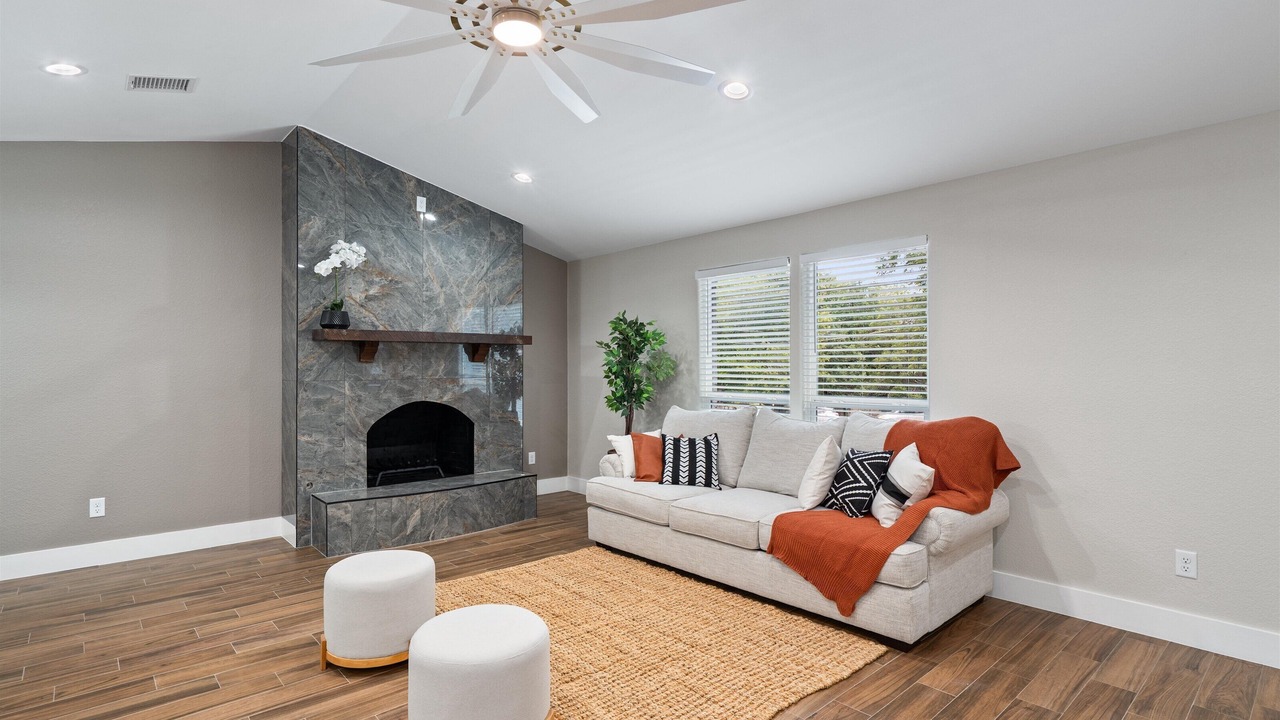 Photo of Livingroom in North Oaks Hillside