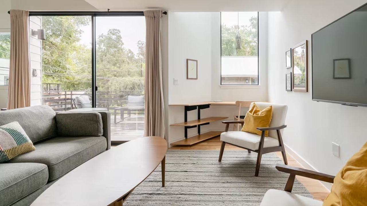Photo of Livingroom in East Cesar Chavez