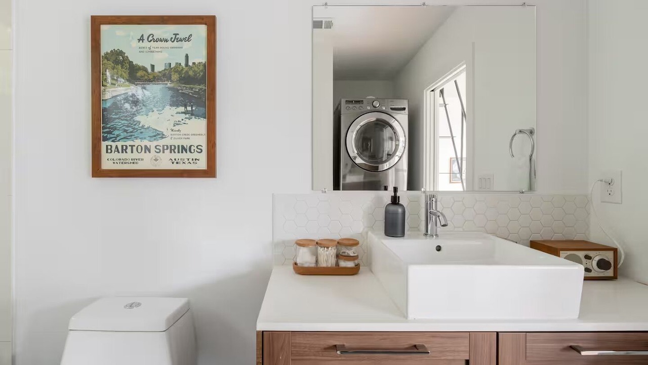 Photo of Bathroom in East Cesar Chavez