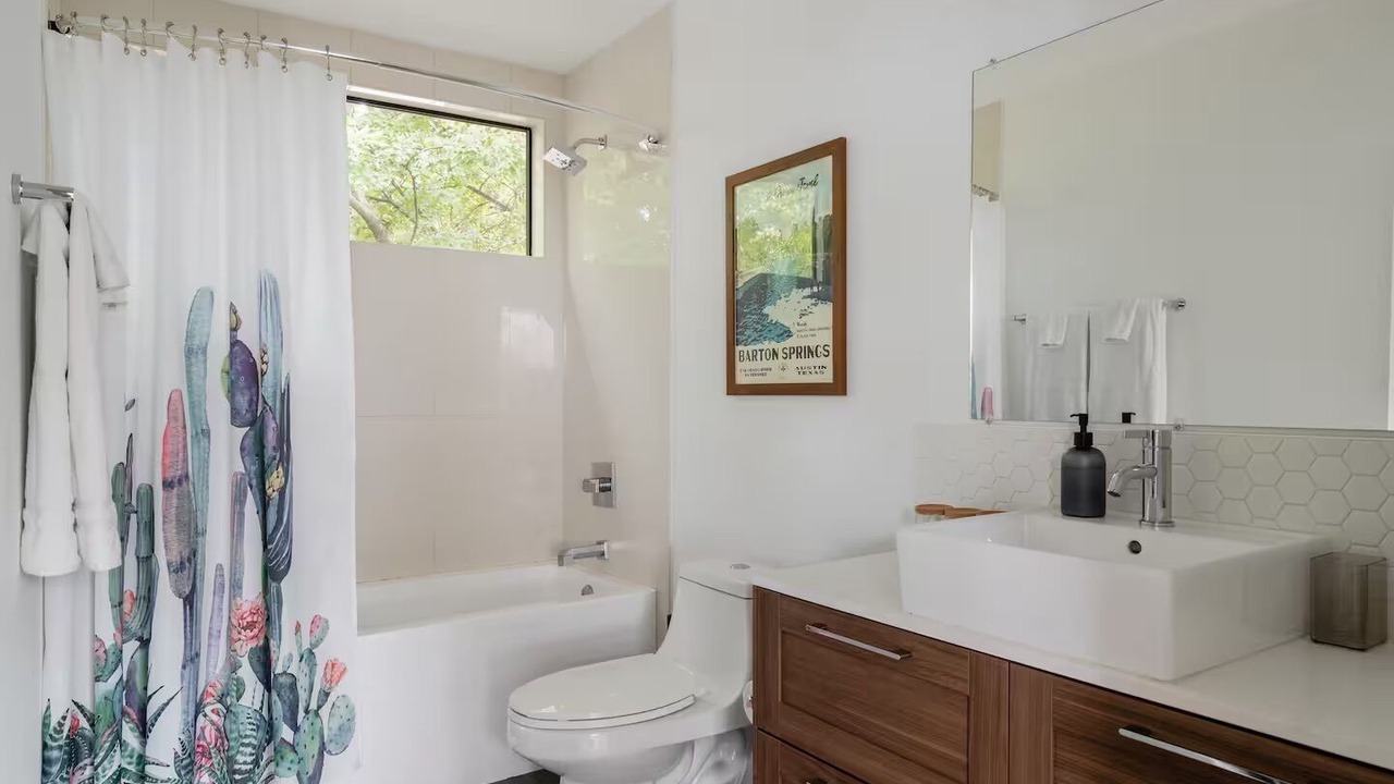 Photo of Bathroom in East Cesar Chavez