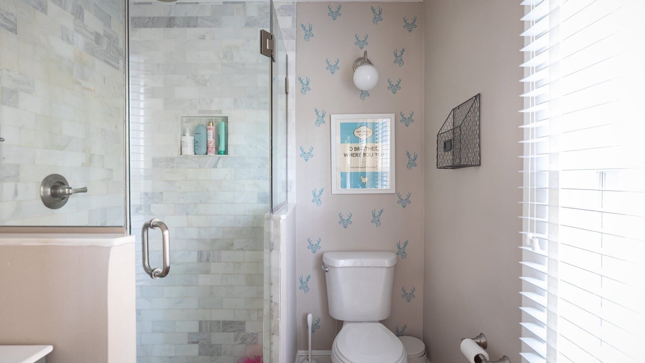 Photo of Bathroom in Swan Lake