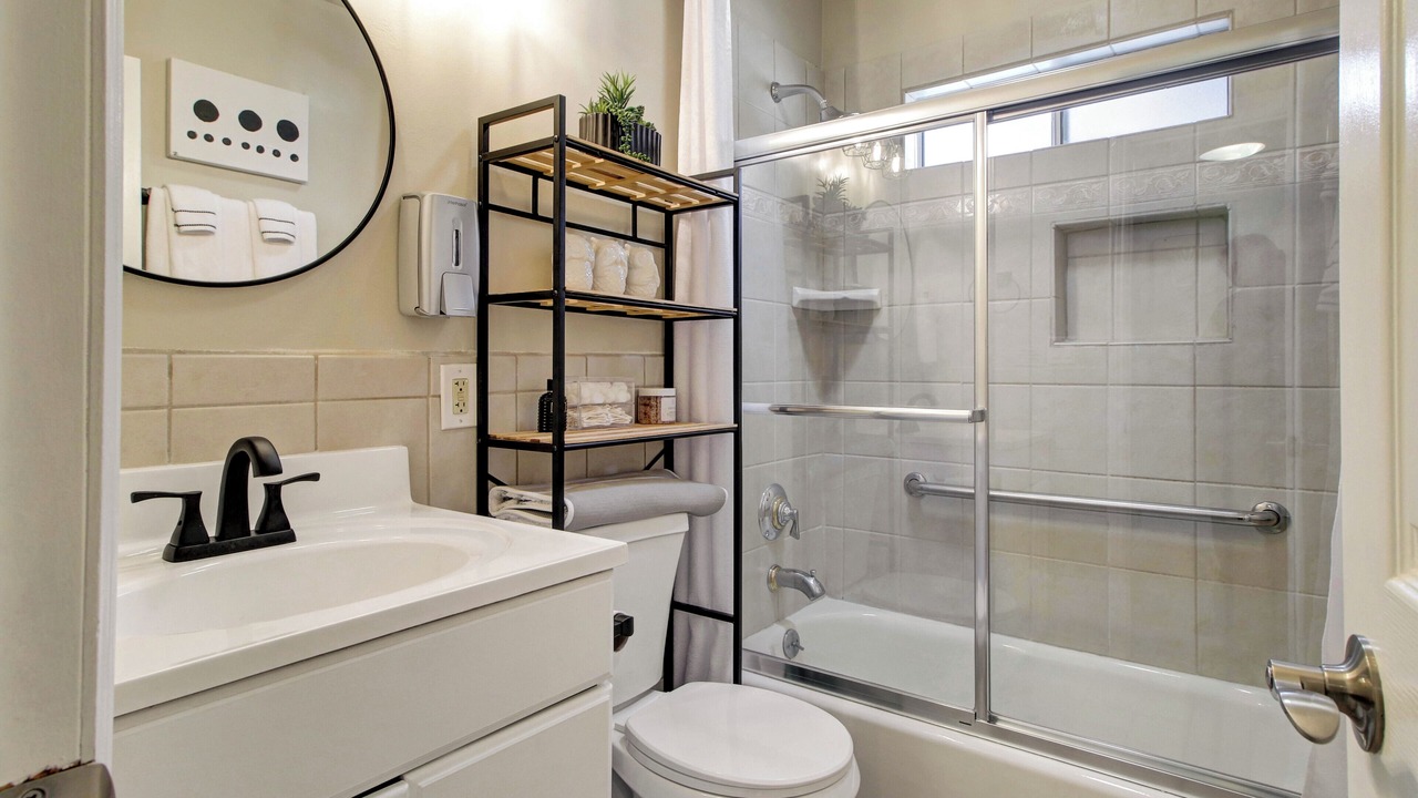 Photo of Bathroom in Del Aire