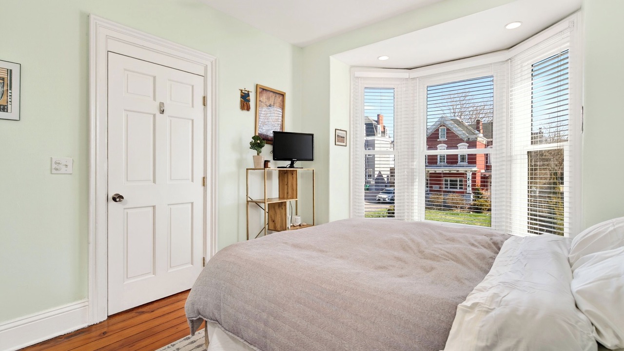 Photo of Bedroom in Front Park