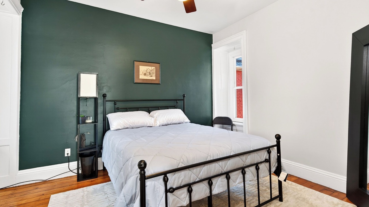 Photo of Bedroom in Front Park