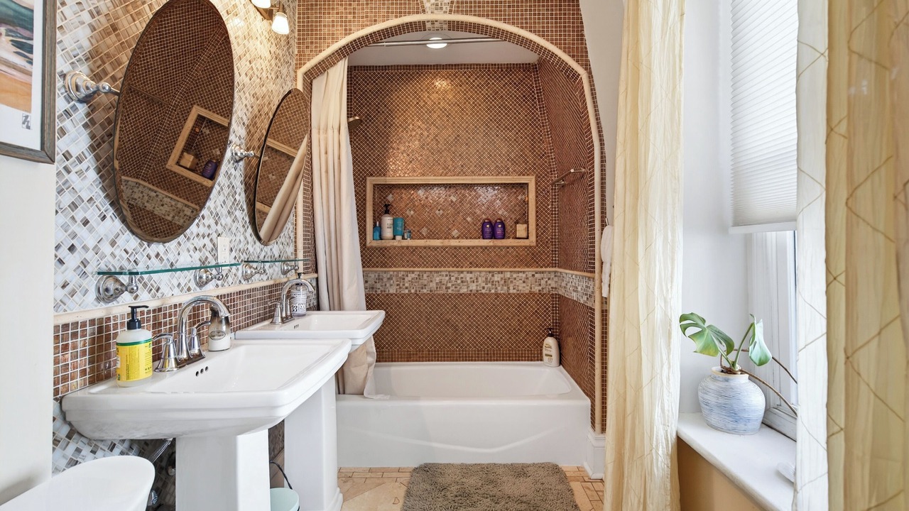 Photo of Bathroom in Front Park