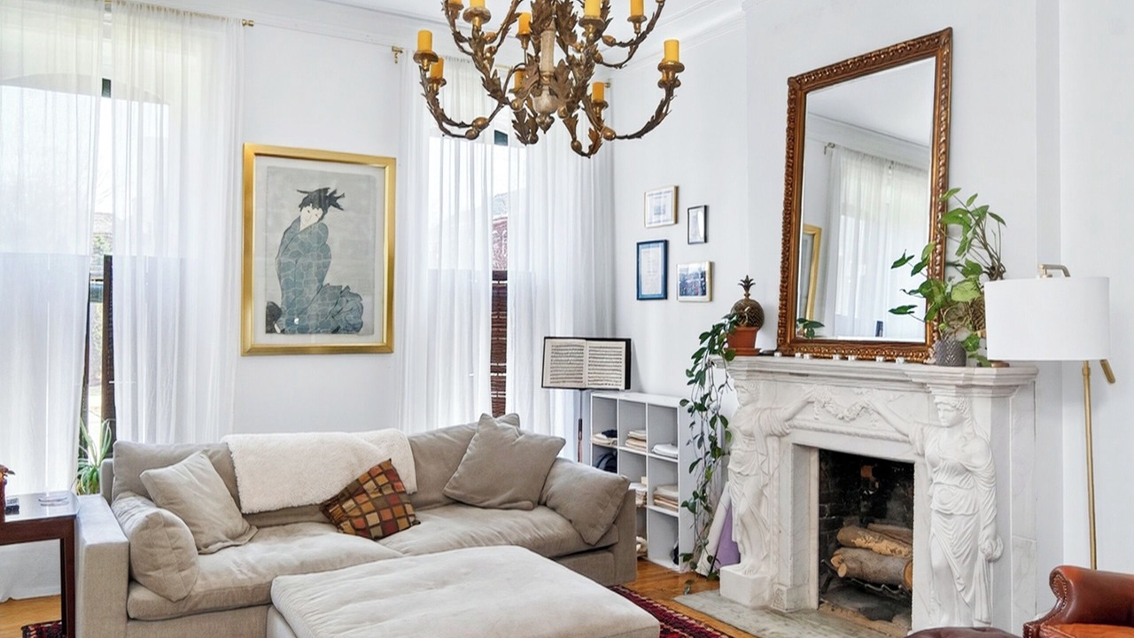 Photo of Livingroom in Front Park
