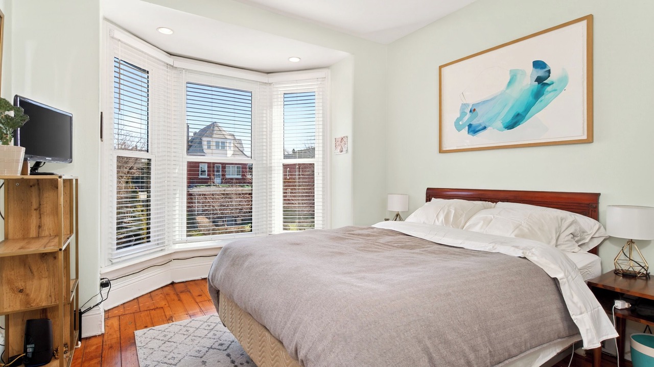 Photo of Bedroom in Front Park