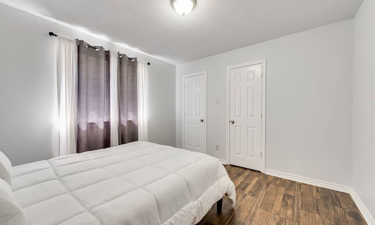 Photo of Bedroom in Garland