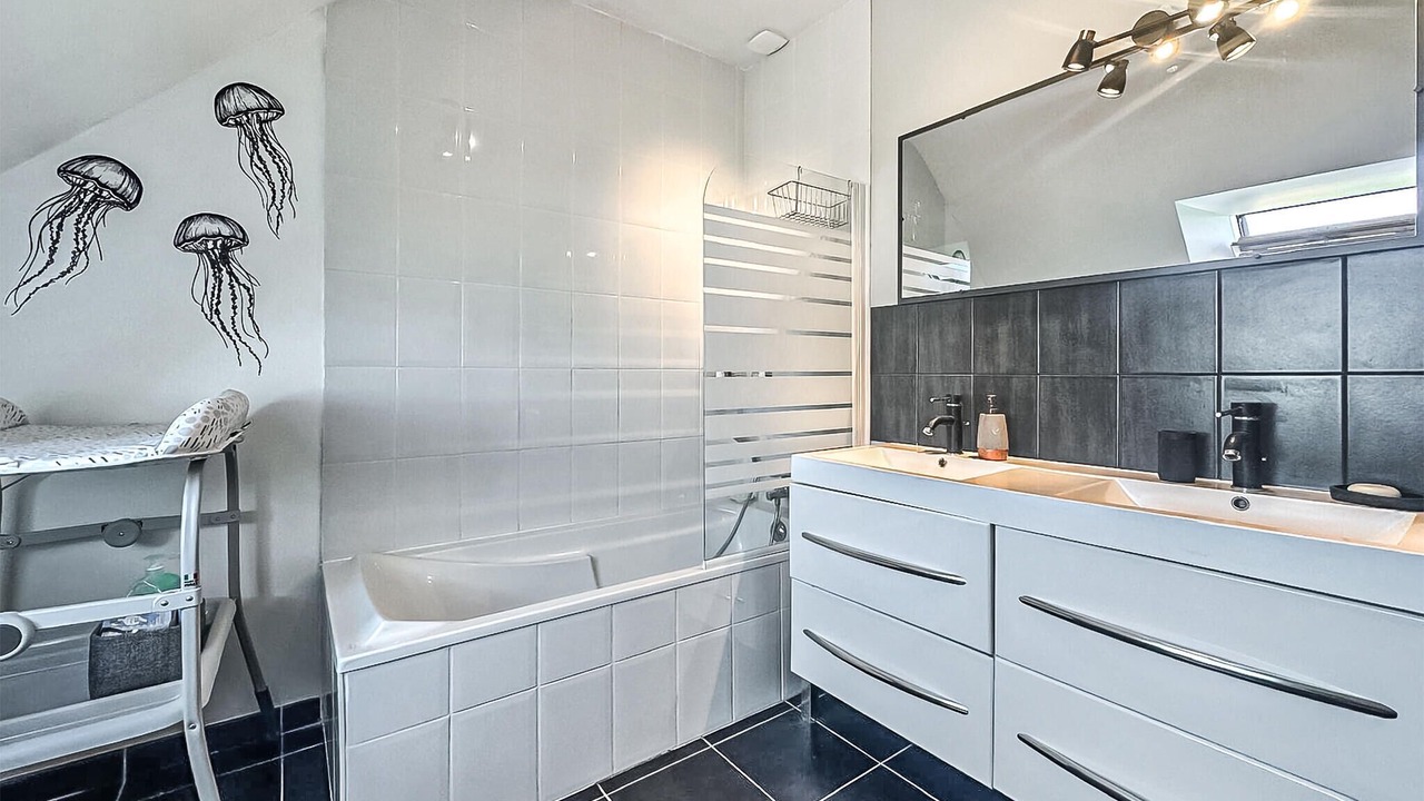 Photo of Bathroom in Le Vivier-sur-Mer