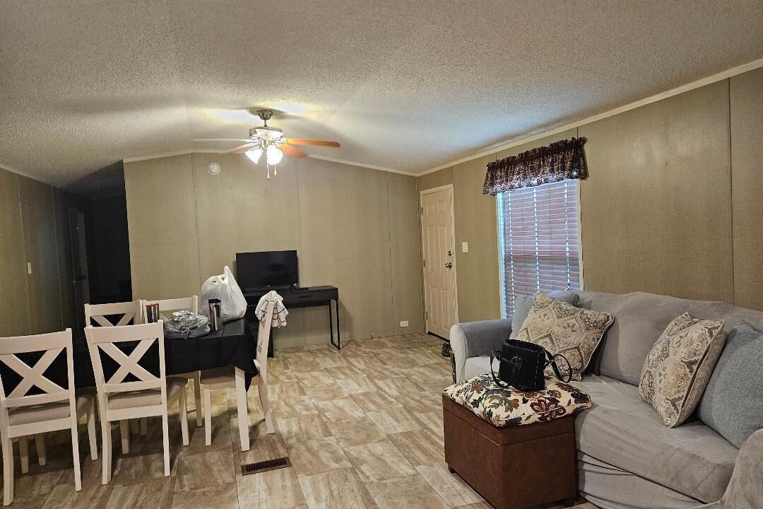 Photo of Livingroom in Shiner