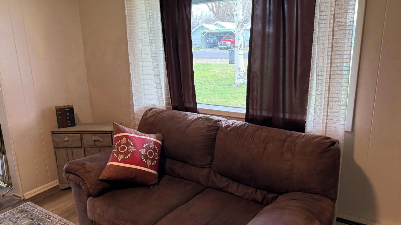 Photo of Livingroom in Coulee City