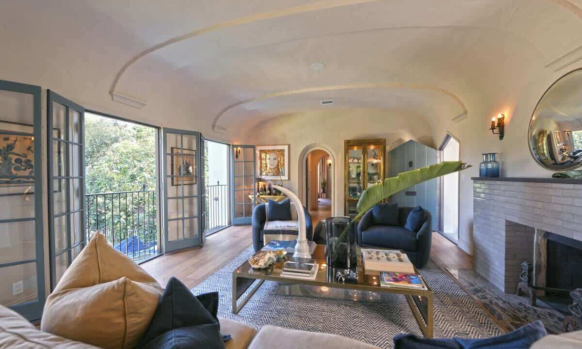 Photo of Livingroom in Beachwood Canyon
