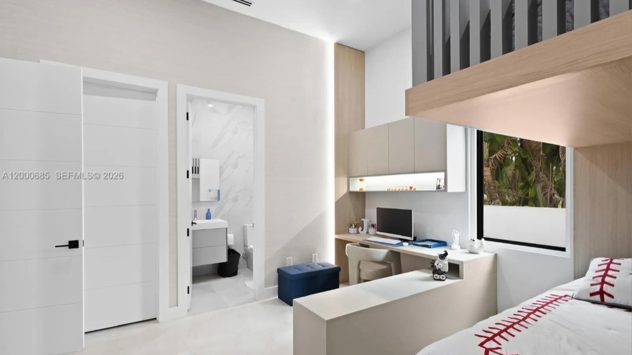 Photo of Bedroom in Ludlam