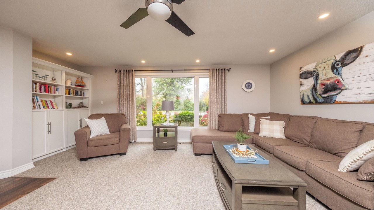 Photo of Livingroom in Point Clark