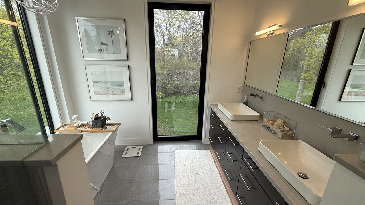 Photo of Bathroom in Clarkson-Lorne Park