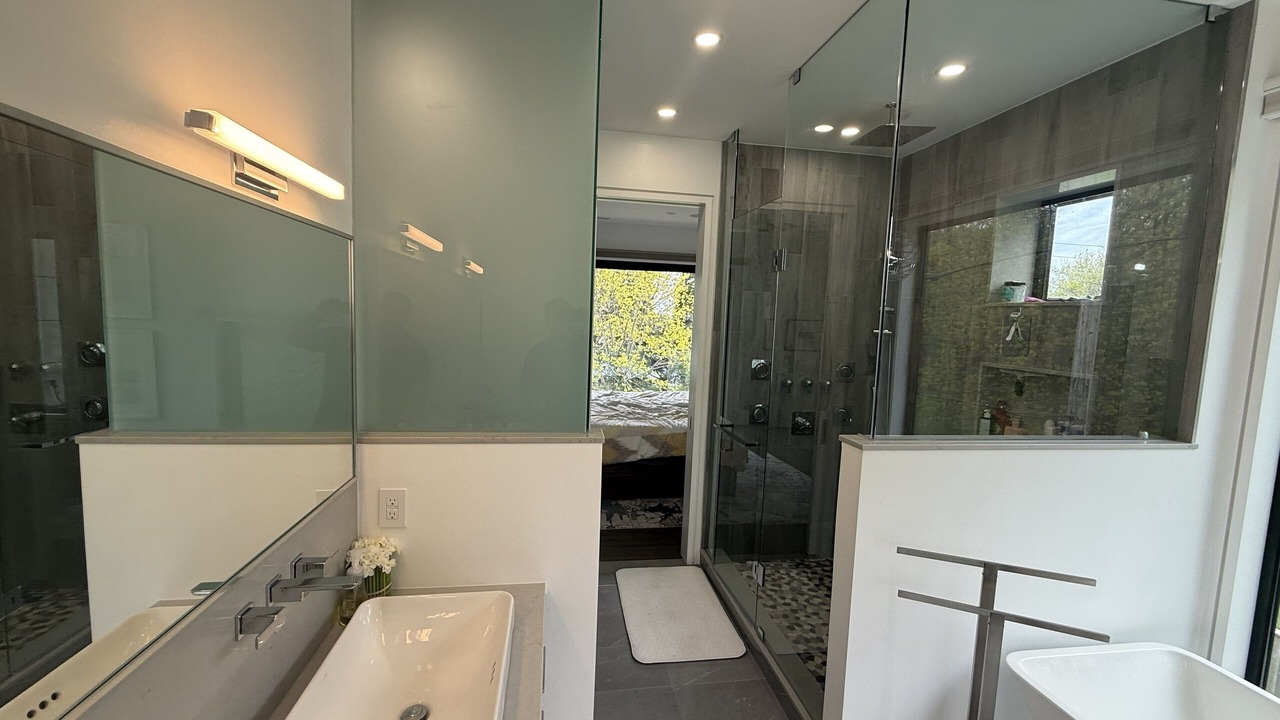 Photo of Bathroom in Clarkson-Lorne Park