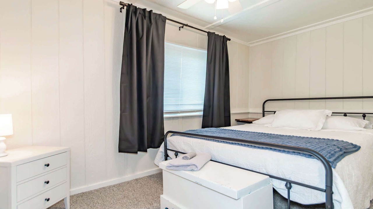 Photo of Bedroom in Mentor Headlands