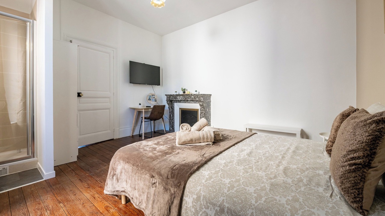 Photo of Bedroom in Villeneuve-la-Guyard