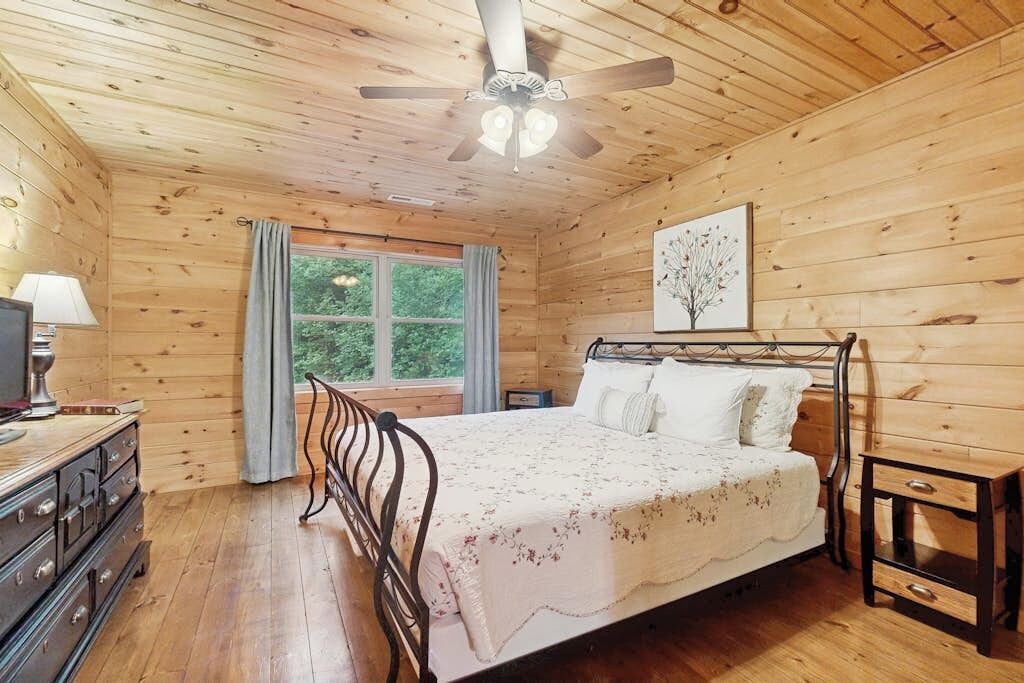 Photo of Bedroom in Bryson City