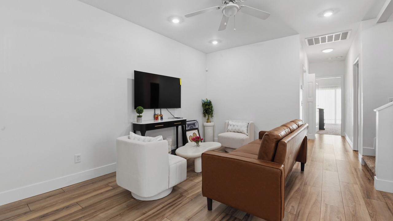 Photo of Livingroom in North Oak Park