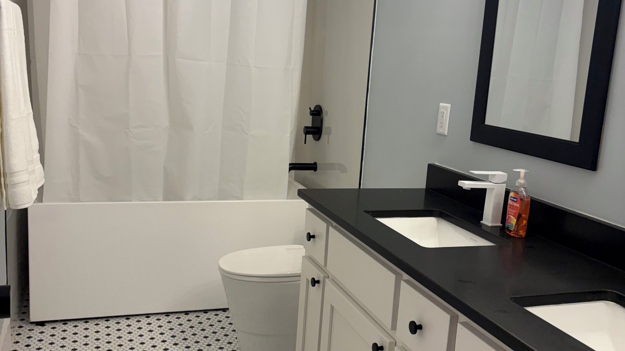 Photo of Bathroom in Huntcliff