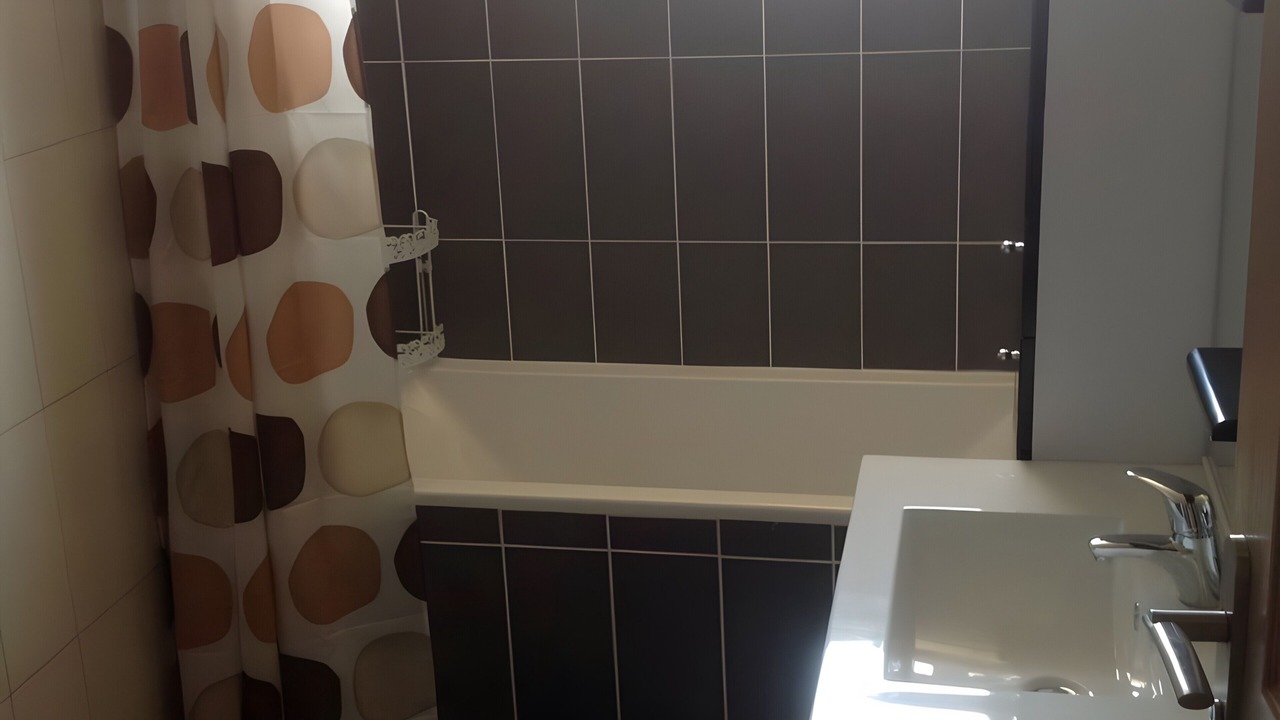 Photo of Bathroom in Saint Alban Auriolles