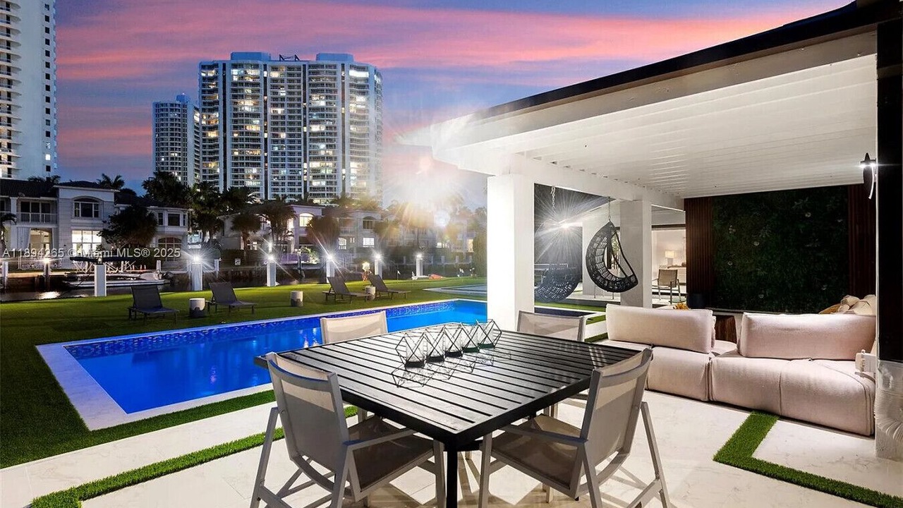 Photo of Outdoor in Hallandale Beach