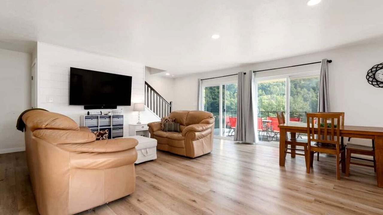 Photo of Livingroom in Huey