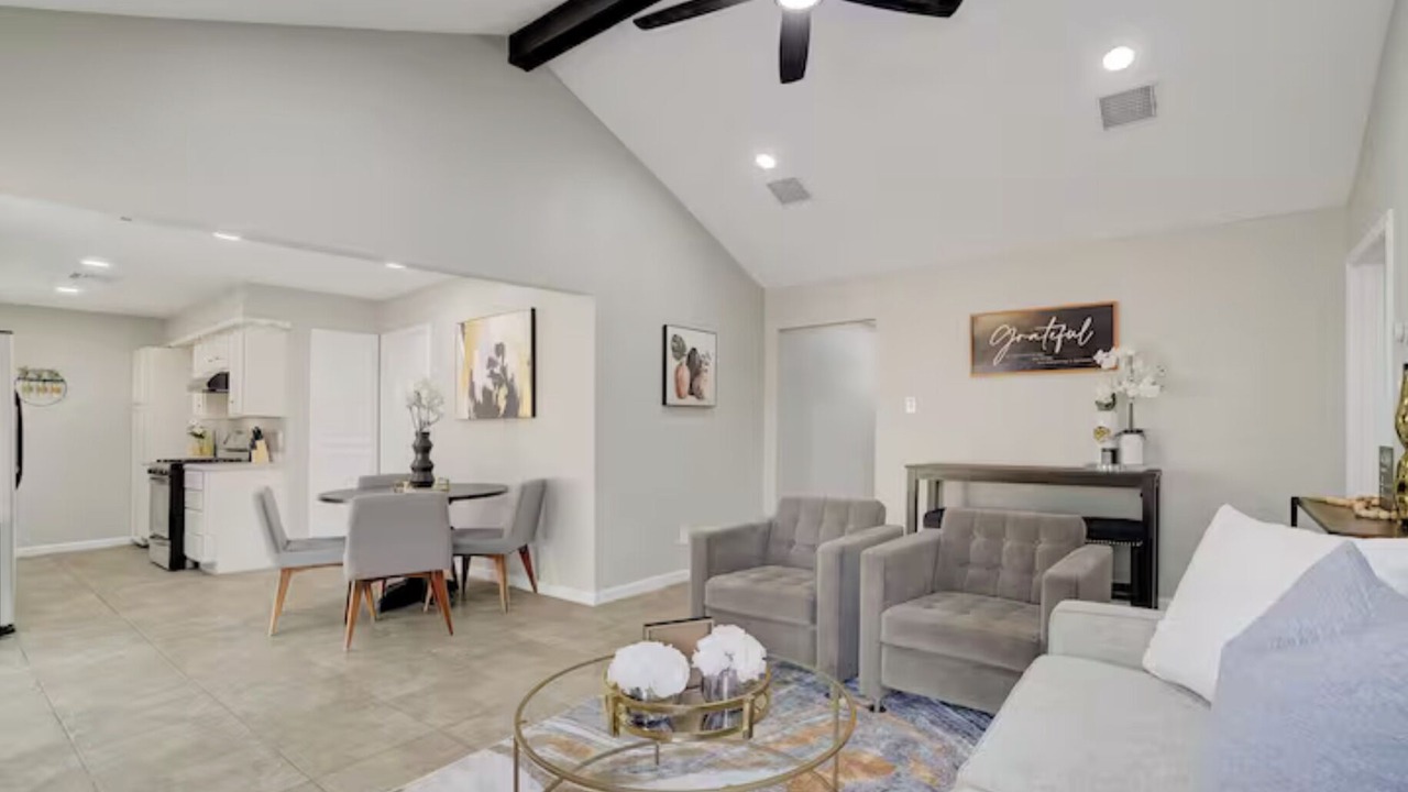 Photo of Livingroom in Spring