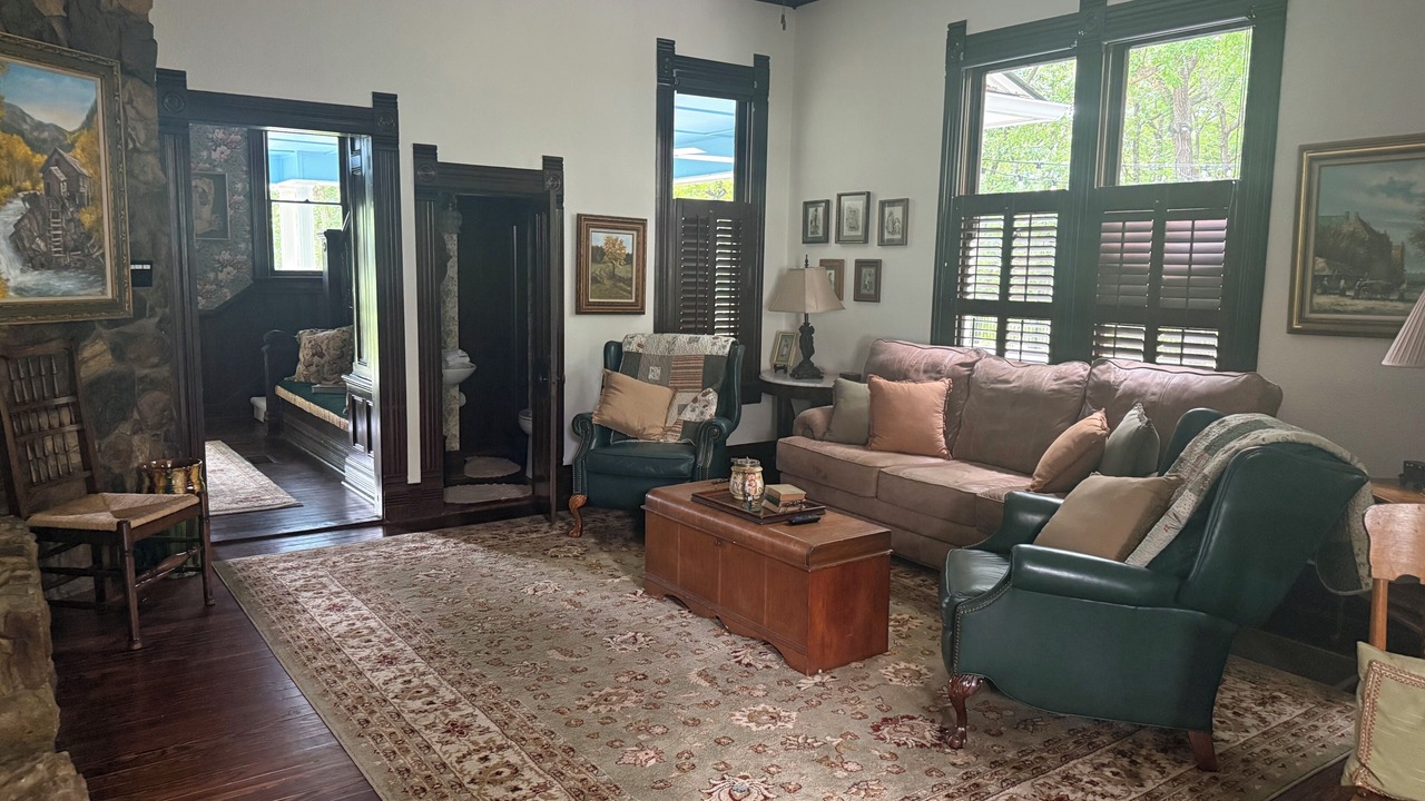 Photo of Livingroom in Whitehouse