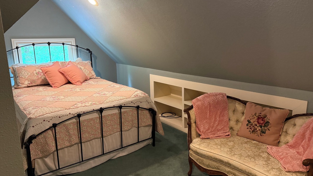 Photo of Bedroom in Whitehouse