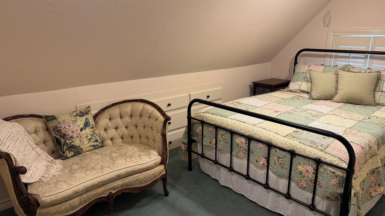 Photo of Bedroom in Whitehouse