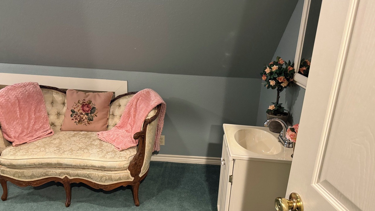 Photo of Livingroom in Whitehouse