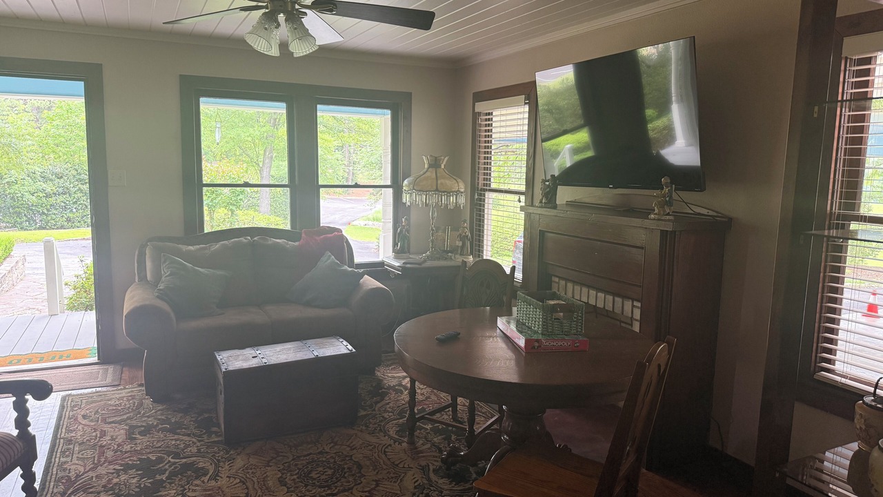 Photo of Livingroom in Whitehouse