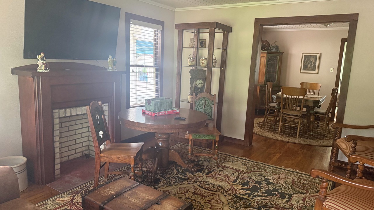 Photo of Livingroom in Whitehouse