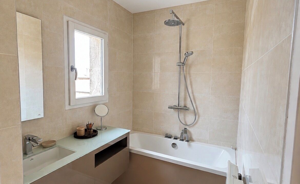 Photo of Bathroom in Garrigues-Sainte-Eulalie