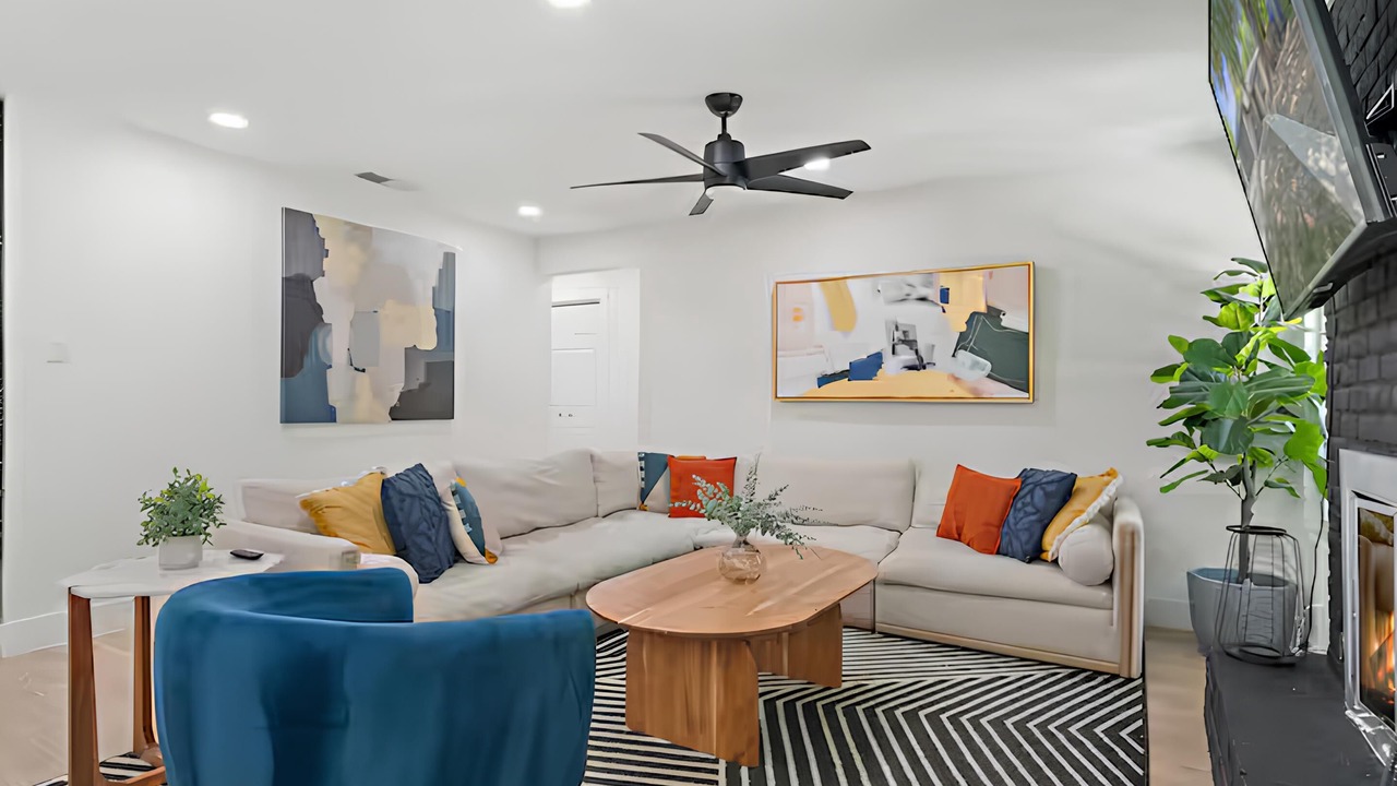 Photo of Livingroom in University Hills