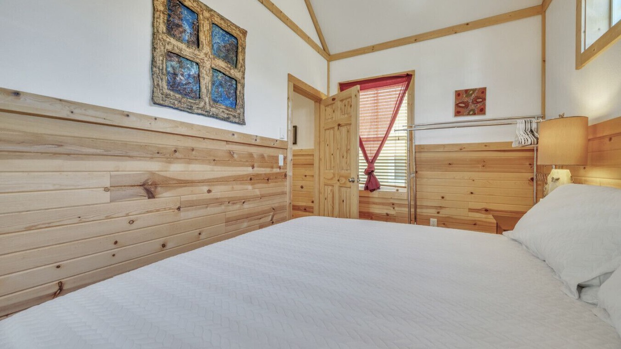 Photo of Bedroom in Okoboji