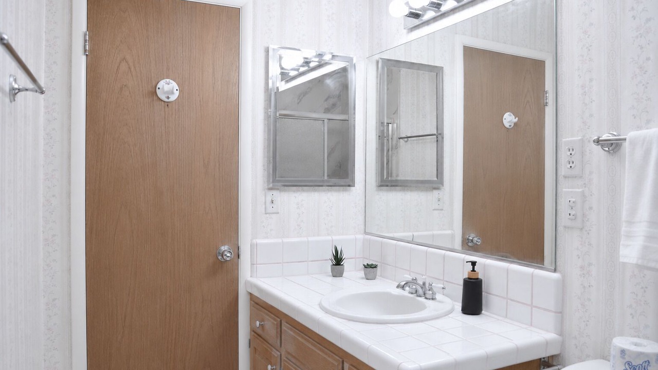 Photo of Bathroom in Hanford