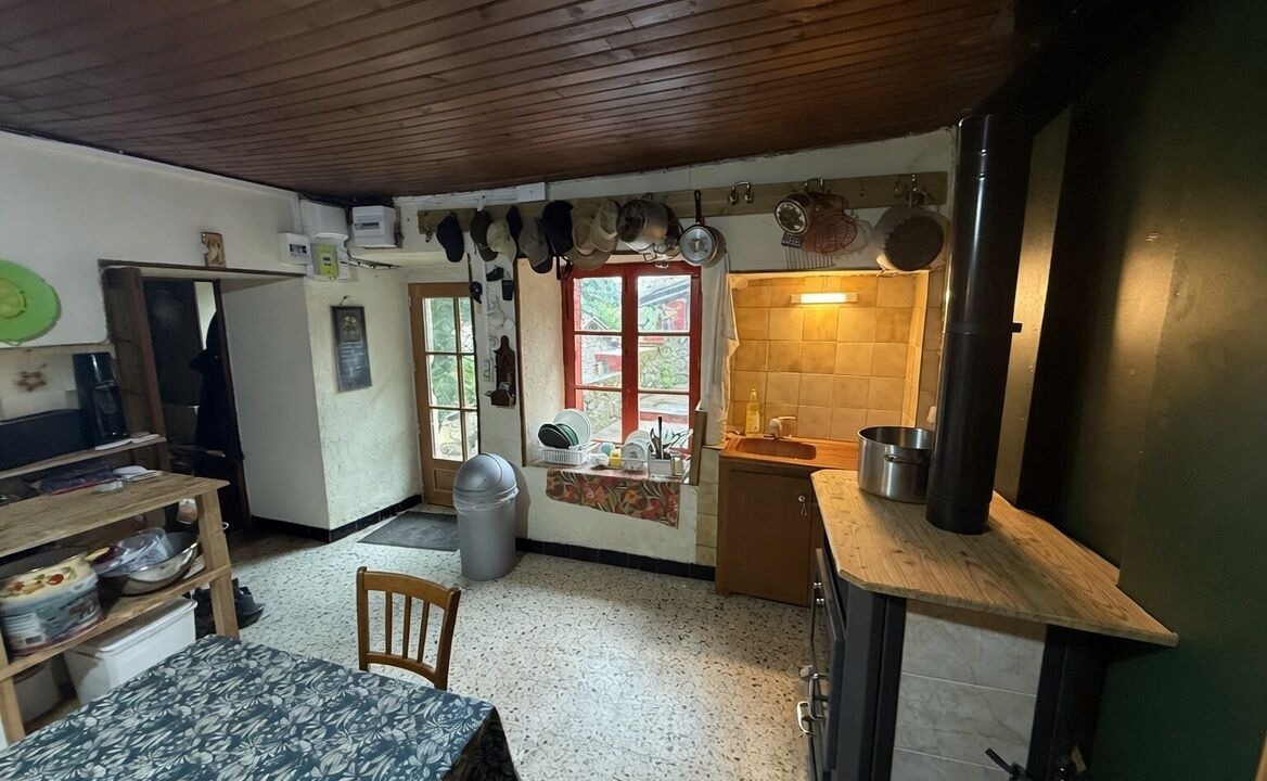 Photo of Kitchen in Saint-Michel-de-Chabrillanoux