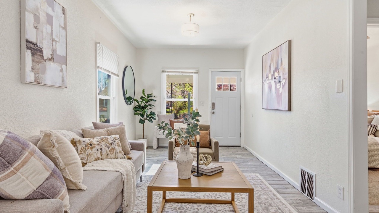 Photo of Livingroom in West Plaza