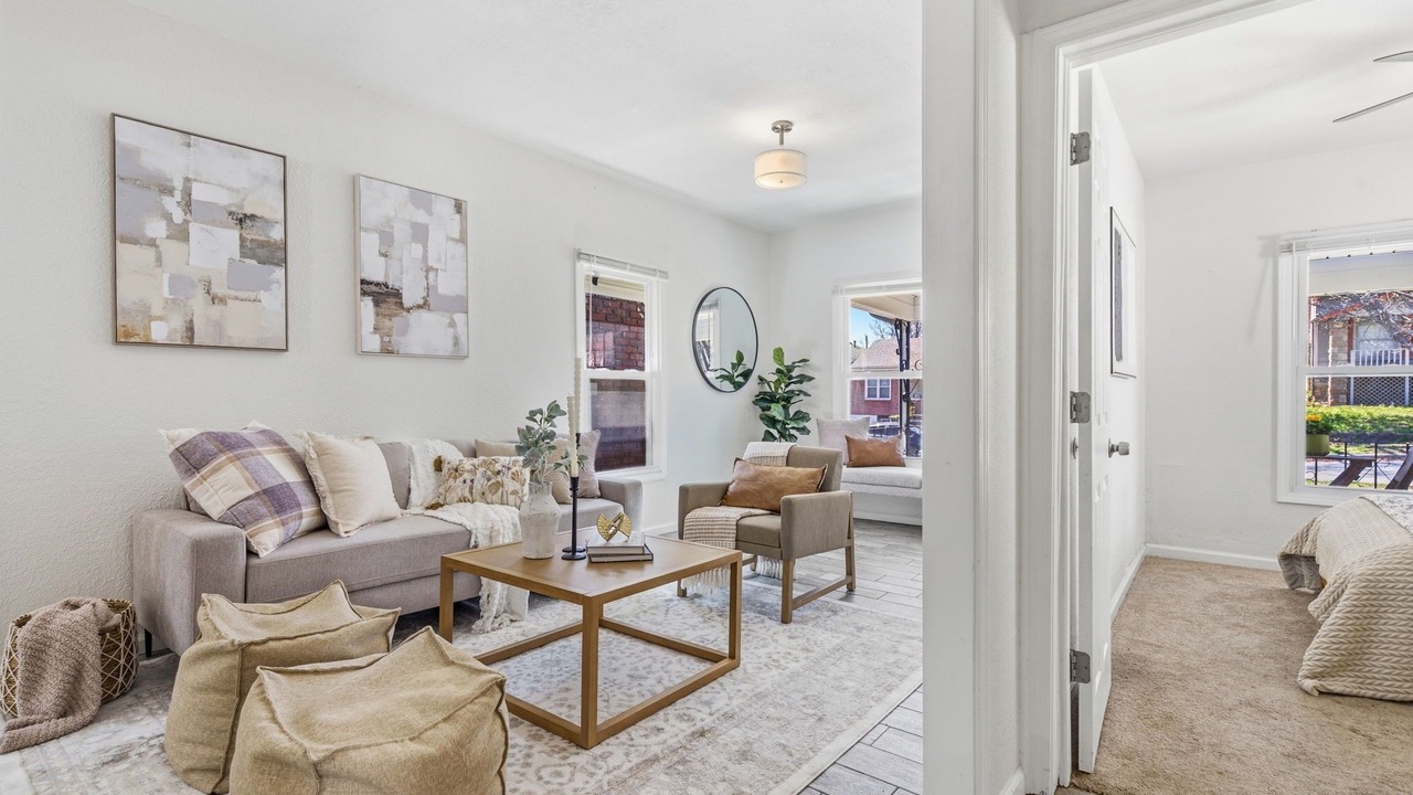 Photo of Livingroom in West Plaza
